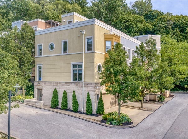 2011 Villa Carabelli Drive, Cleveland, OH 44106