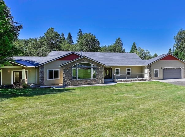 537 N Adams Dr, Mount Shasta, CA 96067-9227