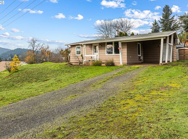 532 2ND St, Elkton, OR 97436