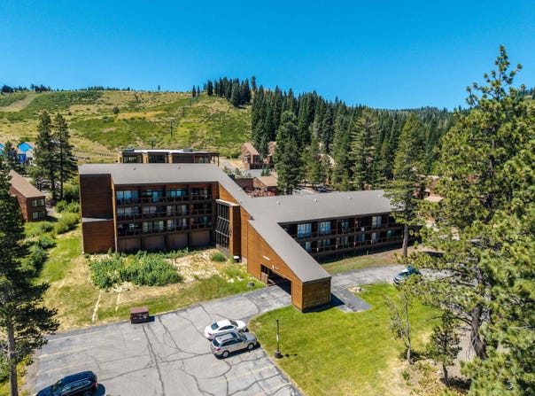 11589 Snowpeak Way, Truckee, CA 96161-5352
