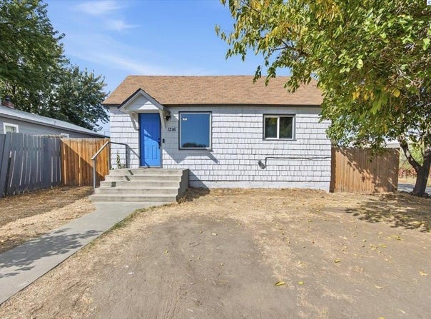 1216 S 3rd Ave, Pasco, WA 99301-5706