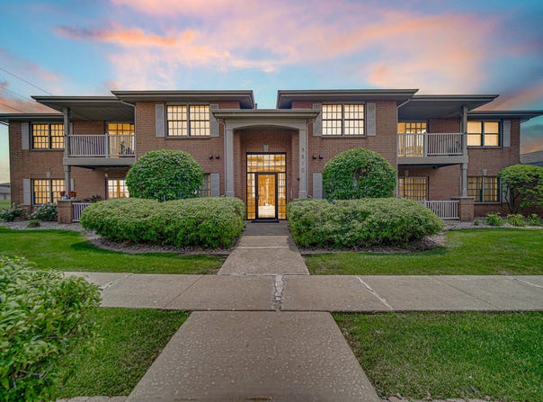 9810 Wildwood Circle, Munster, IN 46321