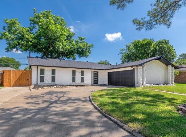 524 Circleview Drive N, Hurst, TX 76054