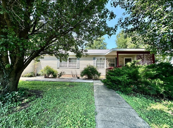325 E Washington, Flora, IL 62839