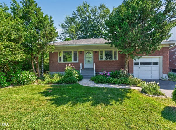 87 Buckingham Drive, Albany, NY 12208