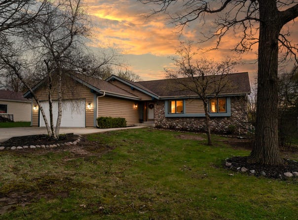 9541 W Ruby Ave, Wauwatosa, WI 53225