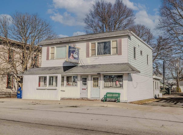 407 Third St, Howe, IN 46746