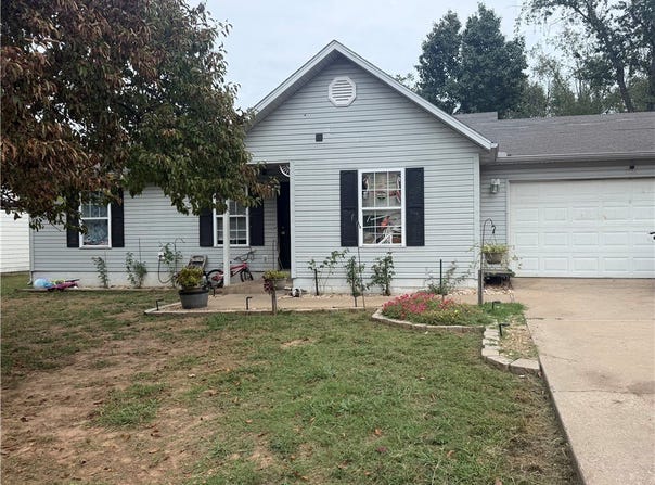 802 3rd Avenue, Gravette, AR 72736