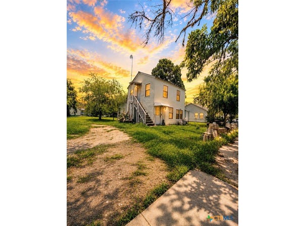 409 N Avenue D, Waelder, TX 78959