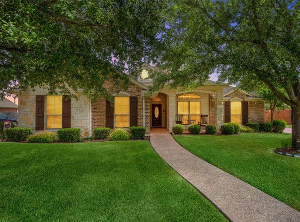 208 Silver Spur Trail, McGregor, TX 76657