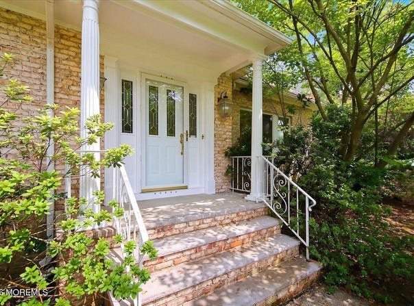 11 Castle Drive, Middletown, NJ 07748