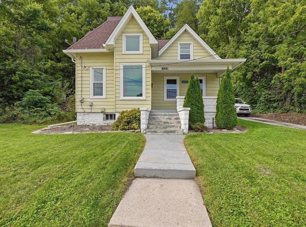634 E North St, Waukesha, WI 53188