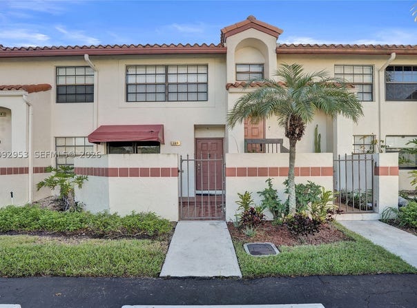 105 Liberty Ct, Deerfield Beach, FL 33442