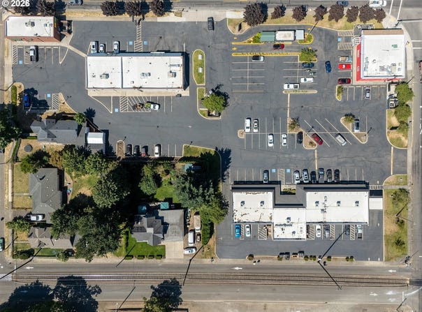 230 N 3rd St, Harrisburg, OR 97446