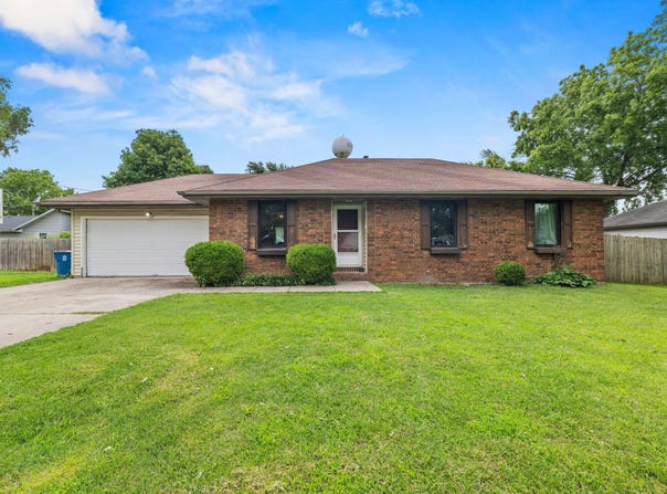 104 Maple Street, Clever, MO 65631