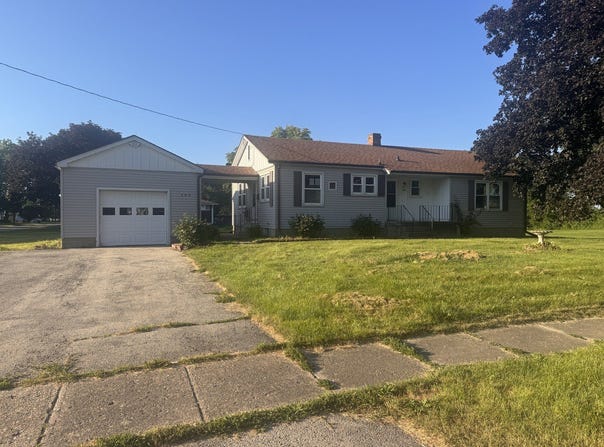203 E 2nd Street, Genoa, IL 60135