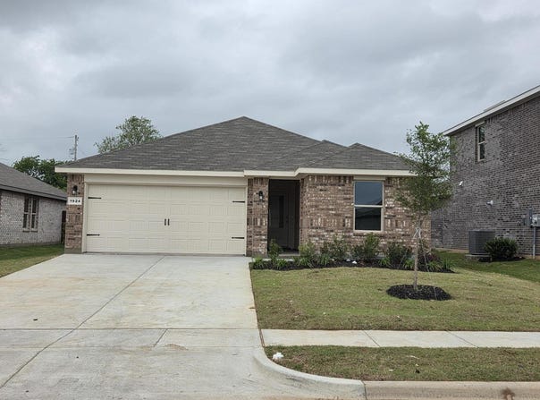 1924 CHEROKEE Lane, Cleburne, TX 76033