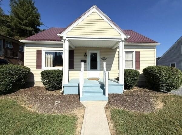 236 W Phillip St, Covington, VA 24426