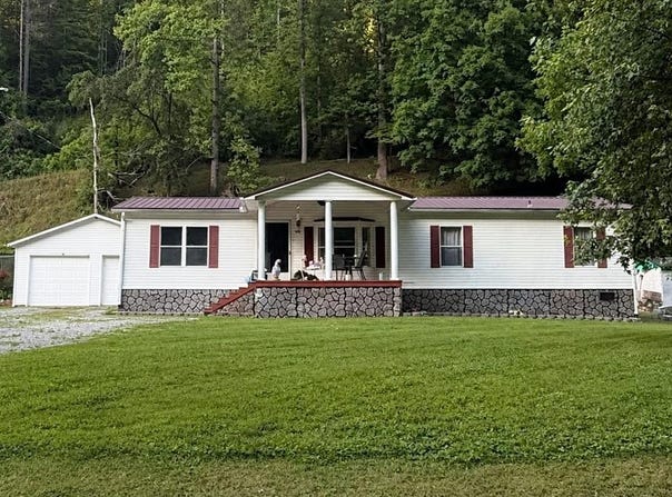 648 Meathouse Fork Rd., Canada, KY 41519