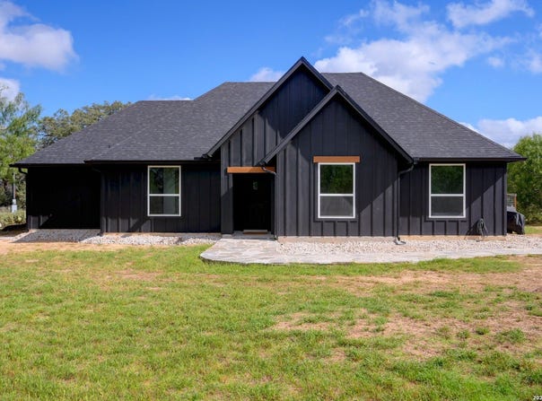 2525 TOMBLIN RD, Bigfoot, TX 78005