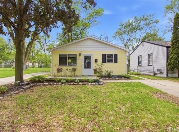 1202 E Elza Avenue, Hazel Park, MI 48030