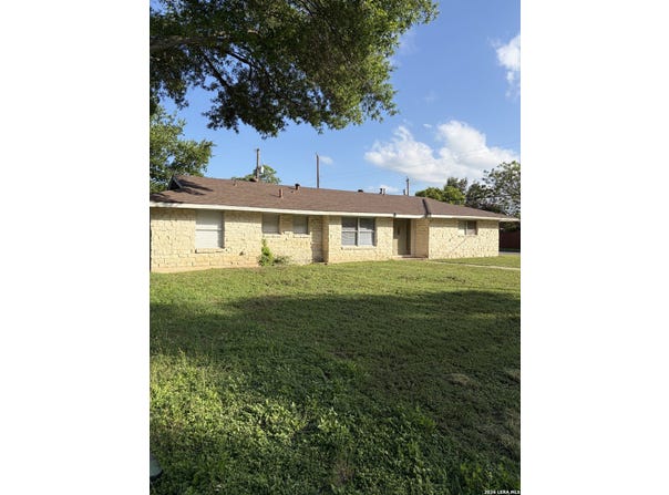 302 E Byrd Blvd, Universal City, TX 78148