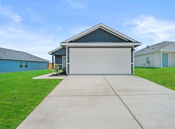 307 Wild Goose Dr, Luling, TX 78648