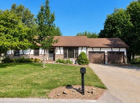 617 Lake Dr, Marshall, MO 65340