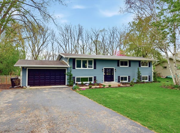 1015 W Devonshire Rd, Delafield, WI 53018