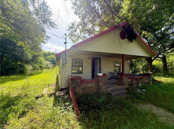 415 Red Bud ST, Waldron, AR 72958