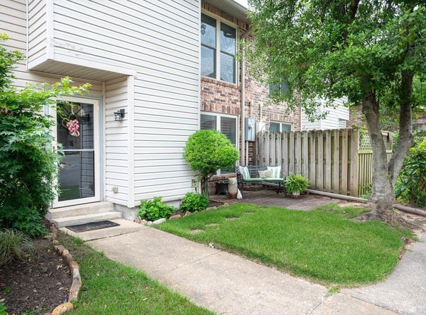 32 Hampshire Circle, Little Rock, AR 72212