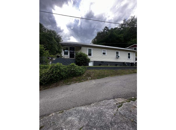 302 9th Street, Logan, WV 25601