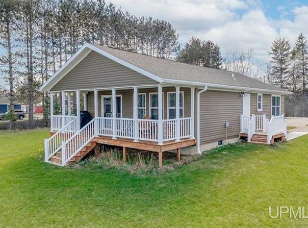 8166 N.3 Lane, Gladstone, MI 49837
