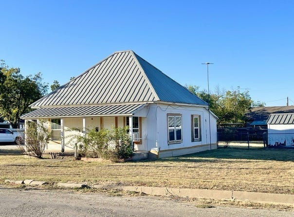301 E 10th Street, Coleman, TX 76834