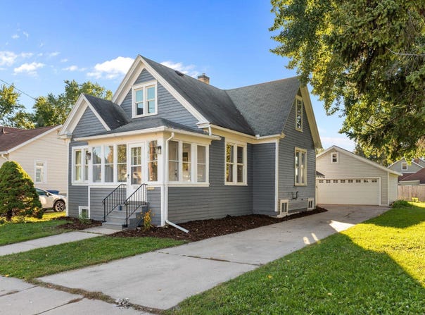 1021 EASTMAN Street, OSHKOSH, WI 54901