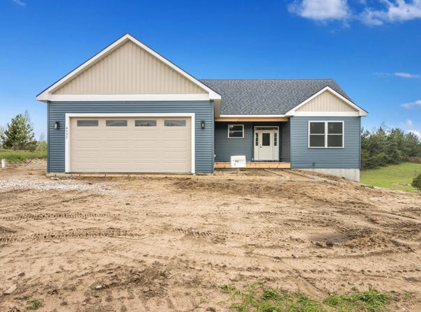 8552 S Olivia Drive, Maple City, MI 49664