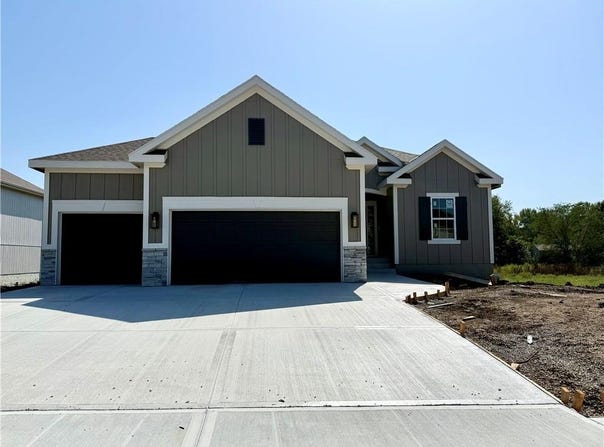 621 E 13th Street, Kearney, MO 64060