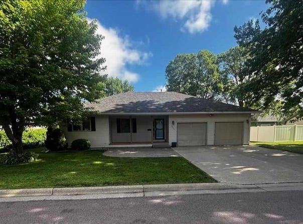1205 Lloyd Lane, St. Peter, MN 56082