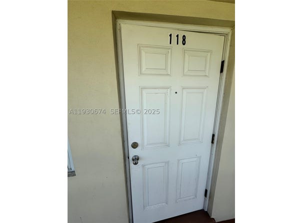 118 Salisbury E, West Palm Beach, FL 33417