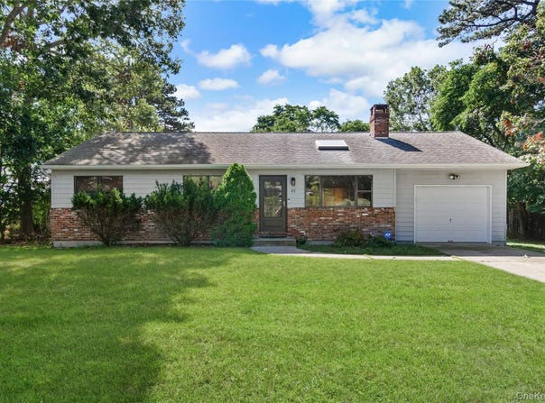 82 Argonne Road E, Hampton Bays, NY 11946