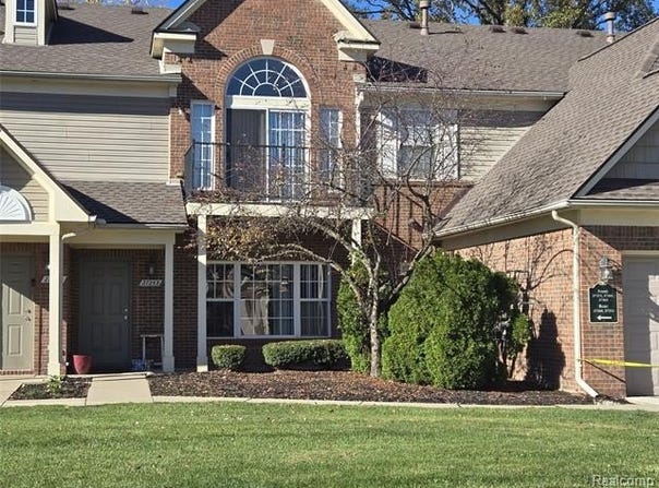 27253 Hidden Oaks Drive, Brownstown Twp, MI 48183