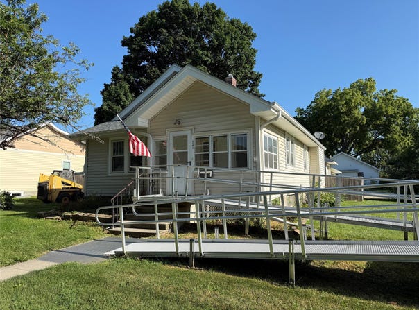 121 E Benton Street, Winterset, IA 50273