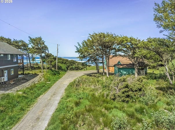 121 NW TEXAS St, Yachats, OR 97498