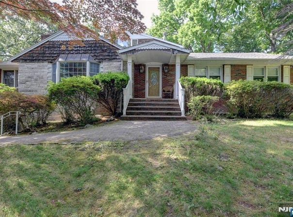 34 Knoll Road, Wayne, NJ 07470