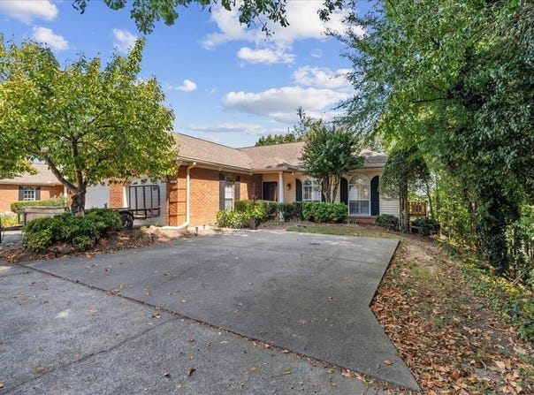 1698 Pin Oak Drive, DALTON, GA 30721