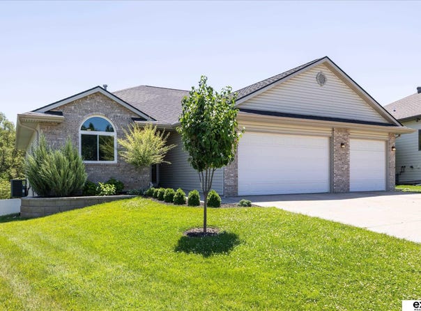 230 E View Drive, Council Bluffs, IA 51503