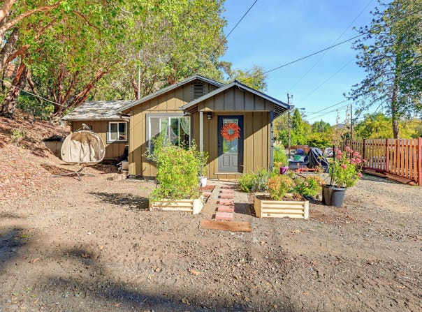 981 4th Avenue, Gold Hill, OR 97525