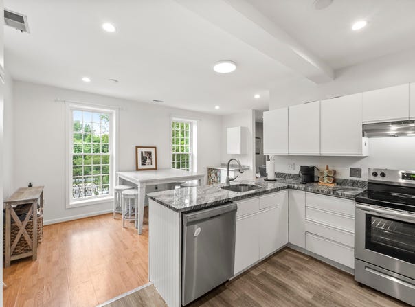 104 Hartford Ave E, Uxbridge, MA 01569