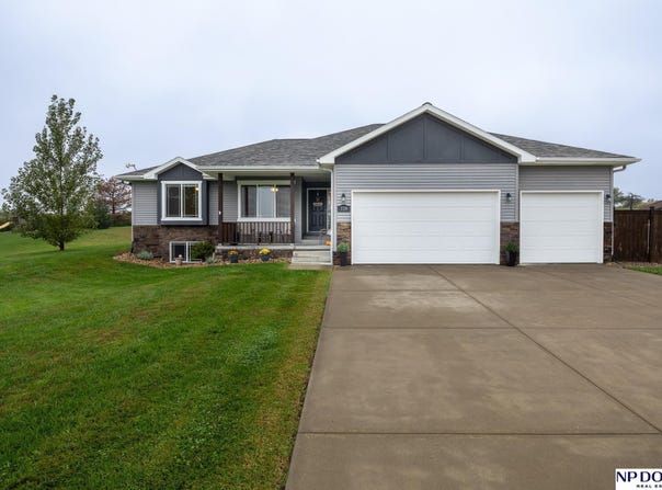 739 Sunset Boulevard, Palmyra, NE 68418