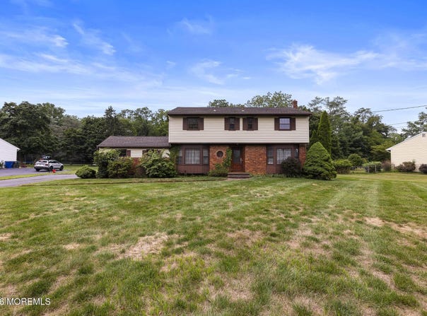 22 Clearview Drive, Tinton Falls, NJ 07724